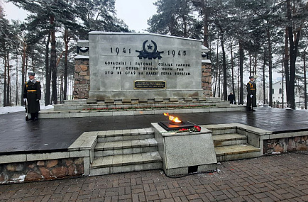 В Минске состоялась церемония возложения цветов к мемориалу жертвам концлагеря Шталаг-352