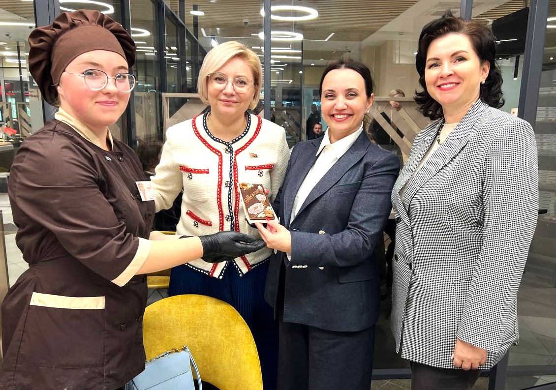 Марина Алексеева посетила наш фирменный магазин