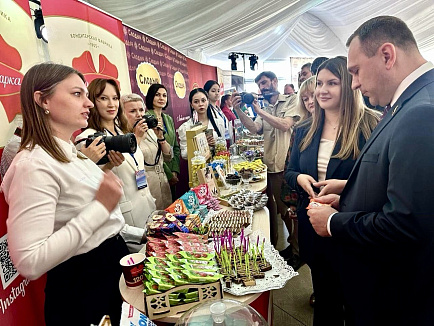 «Коммунарка» участвует в 4-м Международном симпозиуме кондитеров «Коммунарка» участвует в 4-м Международном симпозиуме кондитеров